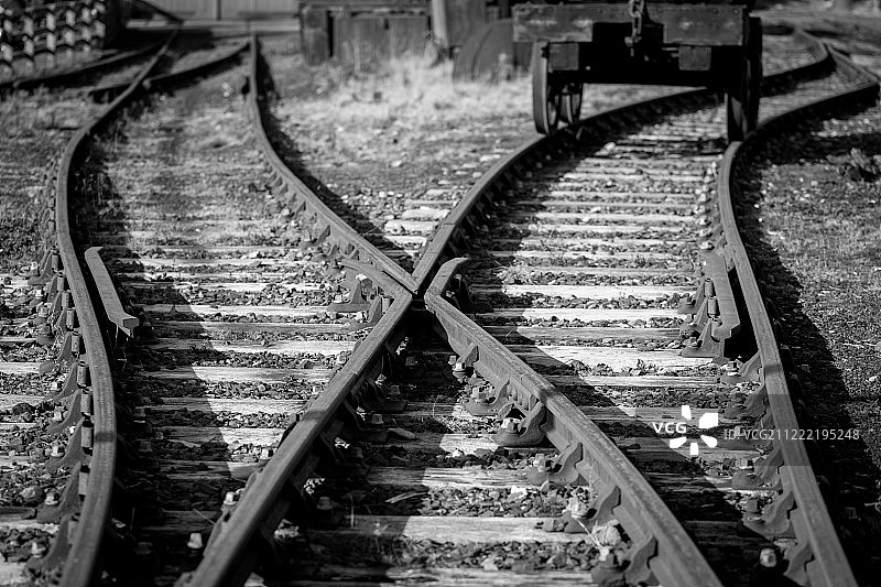 棕褐色调：古老的铁轨图片素材