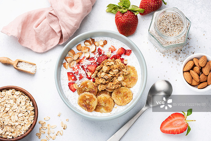 酸奶碗配超级食物、水果和格兰诺拉麦片图片素材
