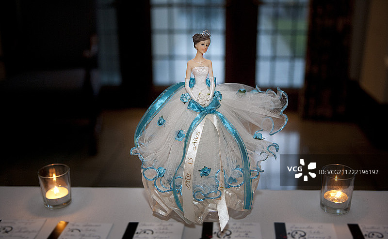 十五岁生日宴的中心装饰品和餐位布置信息图片素材