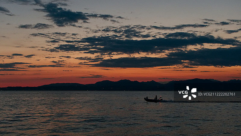 加尔达湖上的小艇图片素材