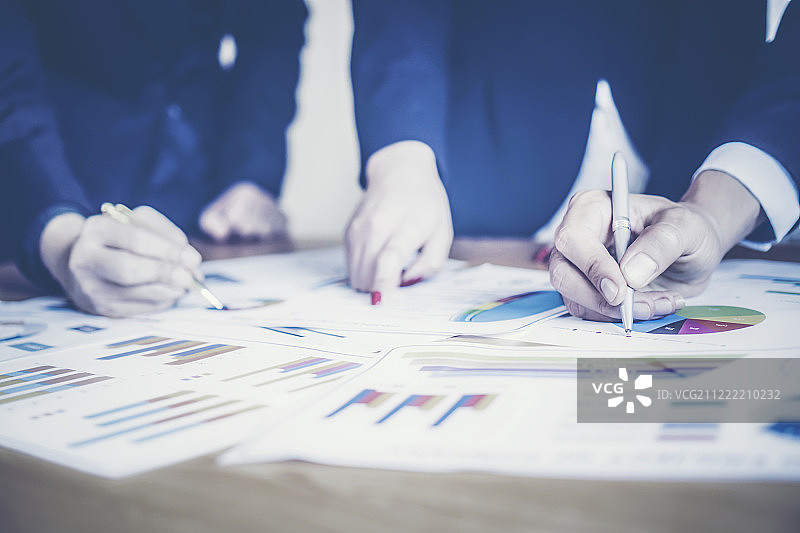 男性在讨论中指向商业文件图片素材