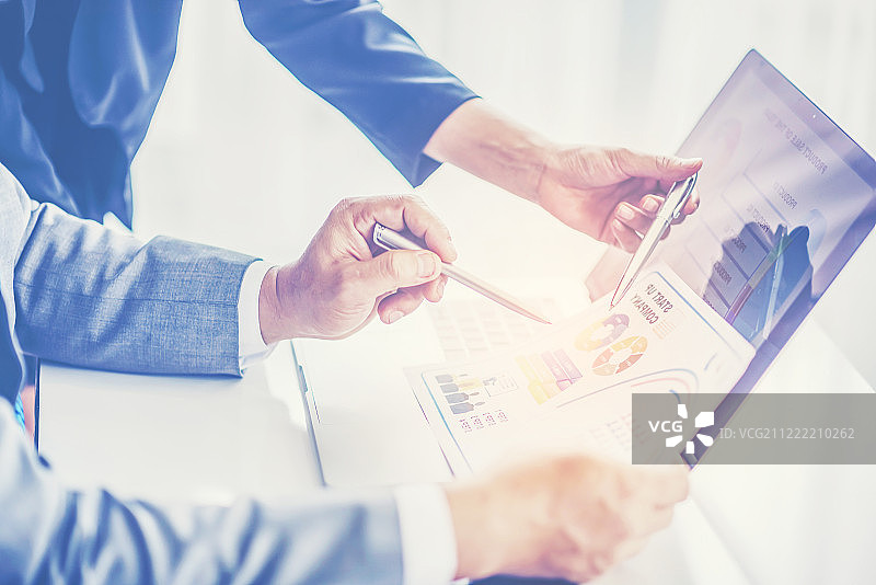 两位年轻商人使用触摸板开会图片图片素材