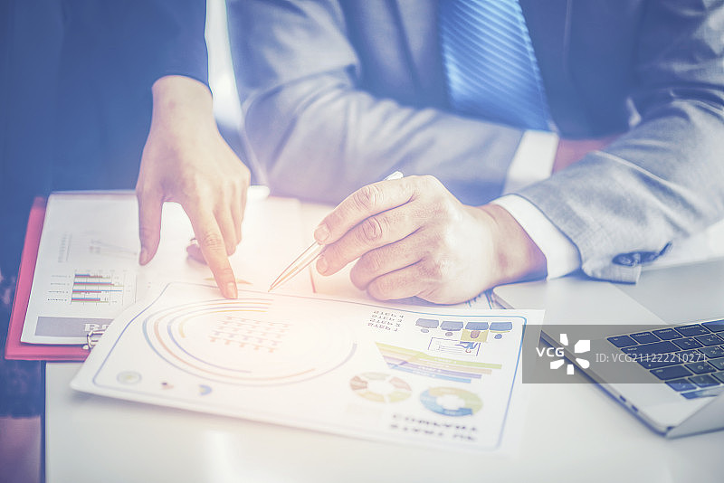 业务顾问分析财务数据，表示进展图片素材