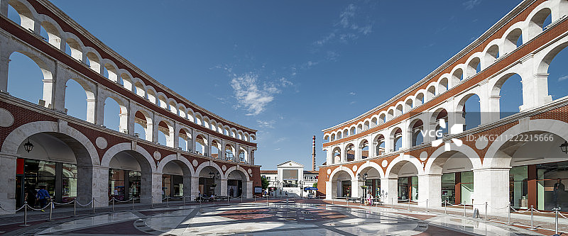 天津佛罗伦萨小镇蓝天下的拱形墙壁与圆形广场图片素材