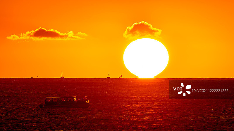 太阳没入地平线图片素材