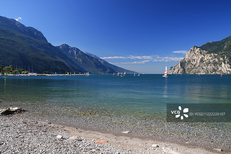 意大利加尔达湖清澈的湖水图片素材