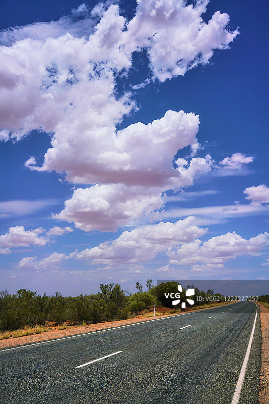 粉色云朵下的剩余里程图片素材