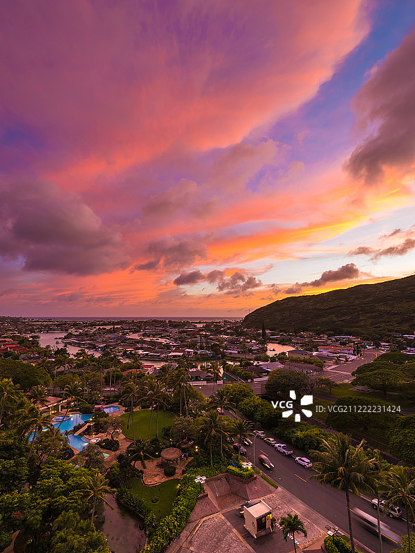 热带岛屿码头上的绚丽日落图片素材