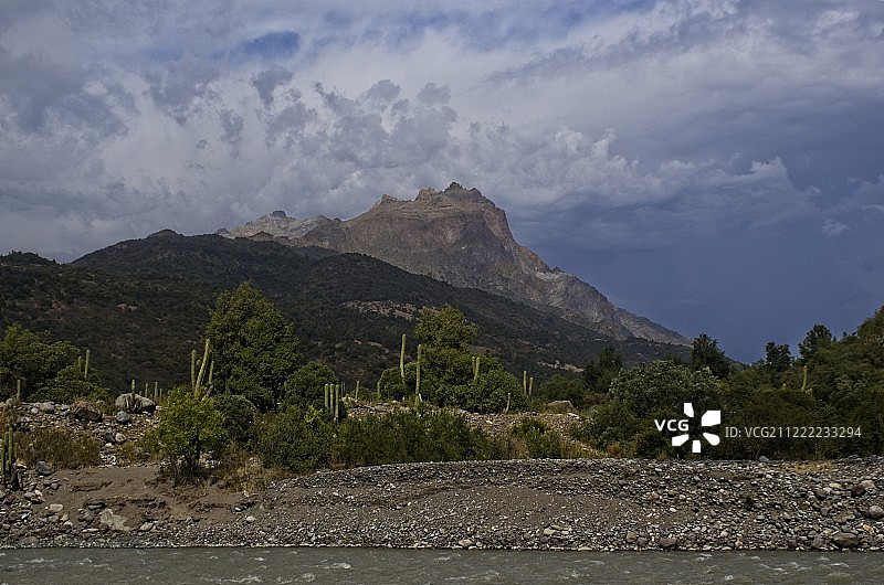 山脚下的河流和树木景色图片素材