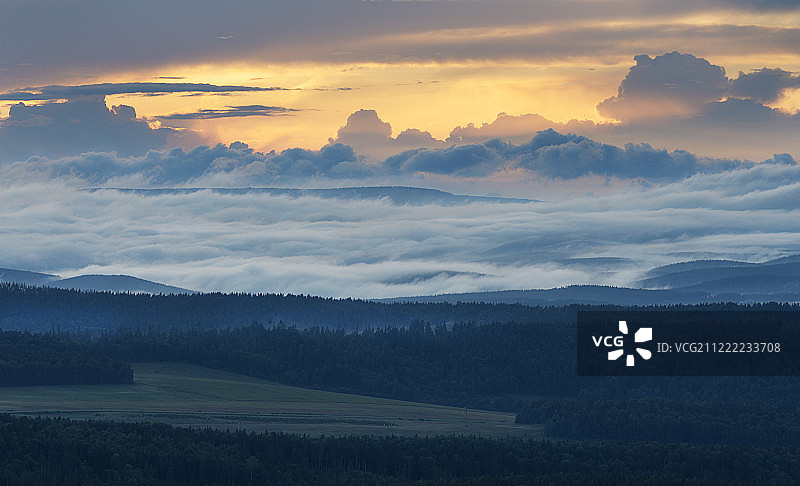 山脉中的日落图片素材