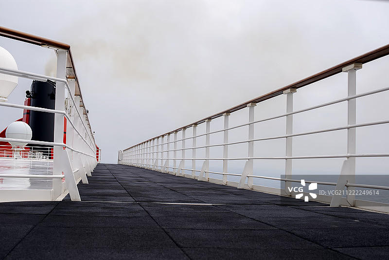 雾中的甲板（1）图片素材