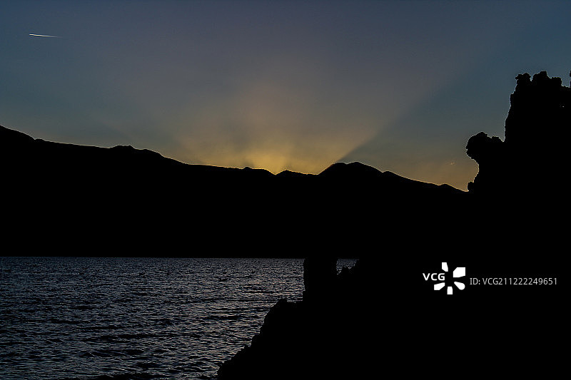 莫诺湖的最后一缕光芒图片素材