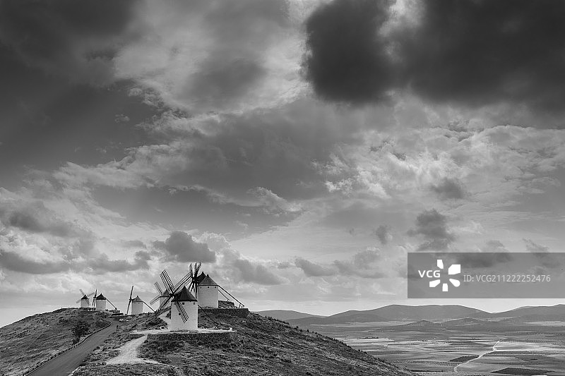 山丘上的风车黑白照片图片素材