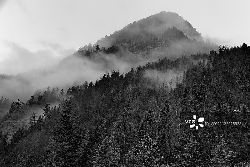 罗斯山山脊周围的低云图片素材