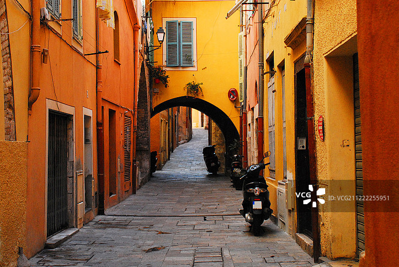 法国历史名城滨海自由镇的迷人街道图片素材