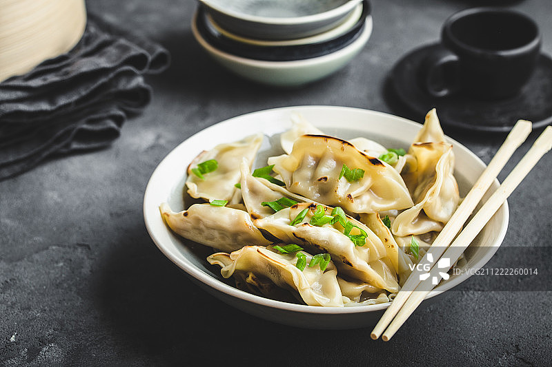 碗里的亚洲饺子图片素材