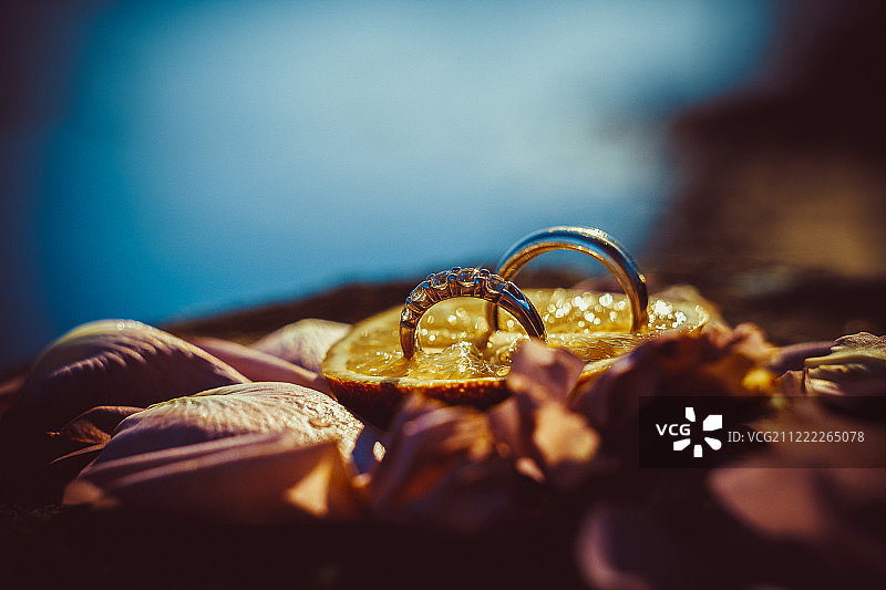柔和背景上的结婚戒指（微距选择性聚焦）图片素材