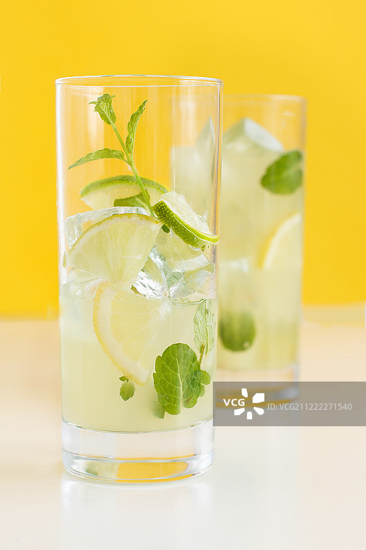 自制柠檬薄荷清爽饮品图片素材