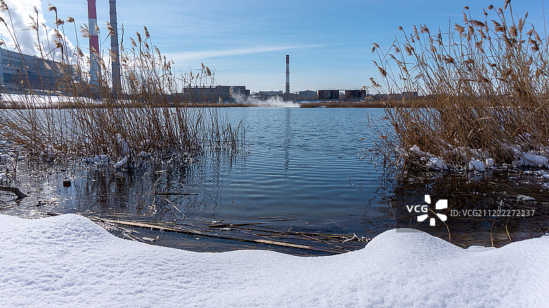 工厂附近的冬日湖泊图片素材