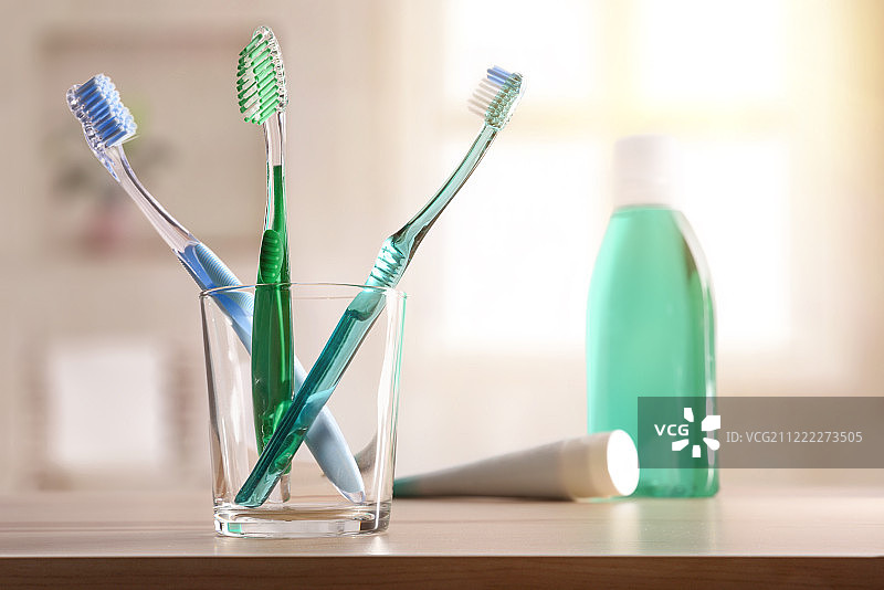 浴室木桌玻璃杯牙刷图片素材