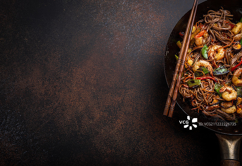 鲜虾蔬菜炒面图片素材
