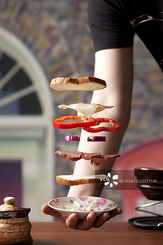 手持悬浮的三明治图片素材