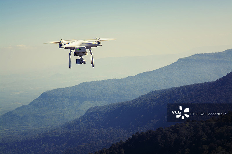 在山间飞行的无人机图片素材