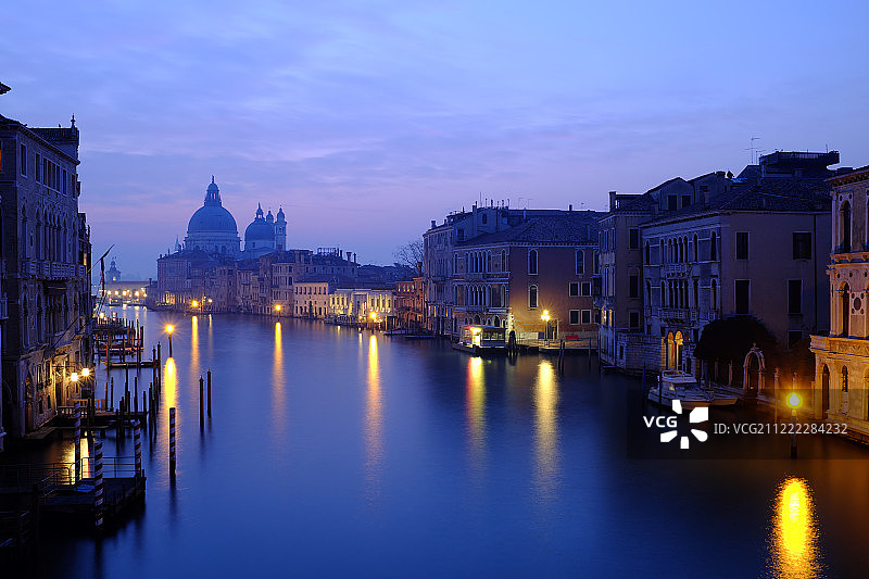 意大利威尼斯学院桥眺望大运河晨曦图片素材