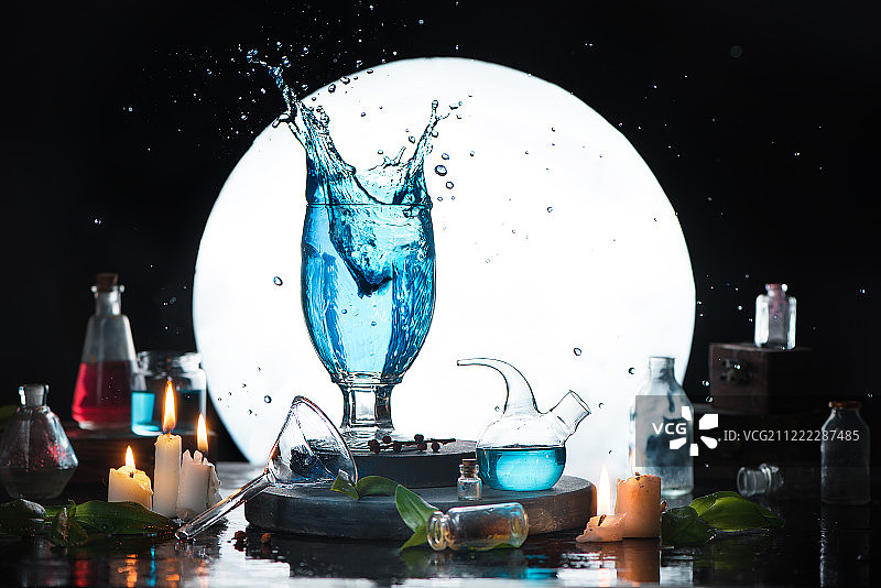 从玻璃杯中溅出的蓝色液体图片素材