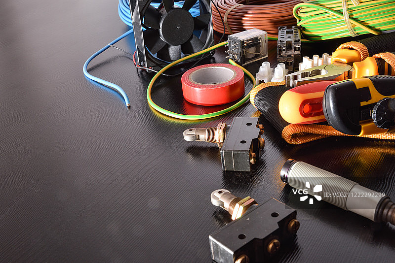 左侧高处视角的工业电力工具空间图片素材