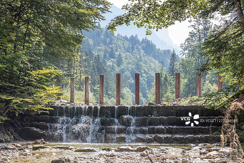 绿树成荫的溪流瀑布图片素材