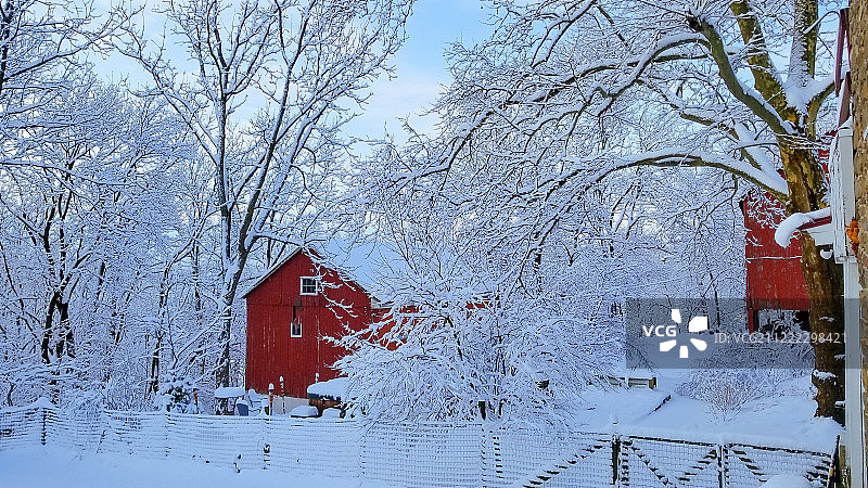 雪盖粮仓图片素材