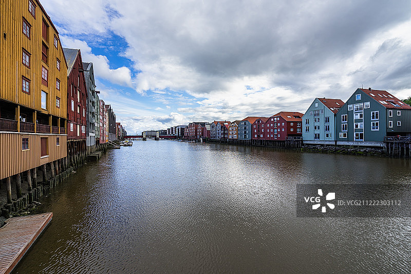 沿河而建的老城区高脚屋图片素材