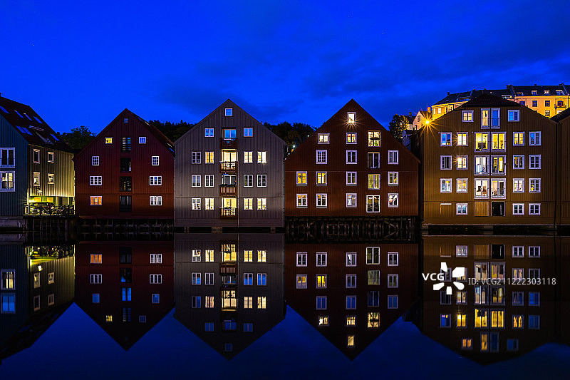 黄昏亮灯房屋河流倒影图片素材