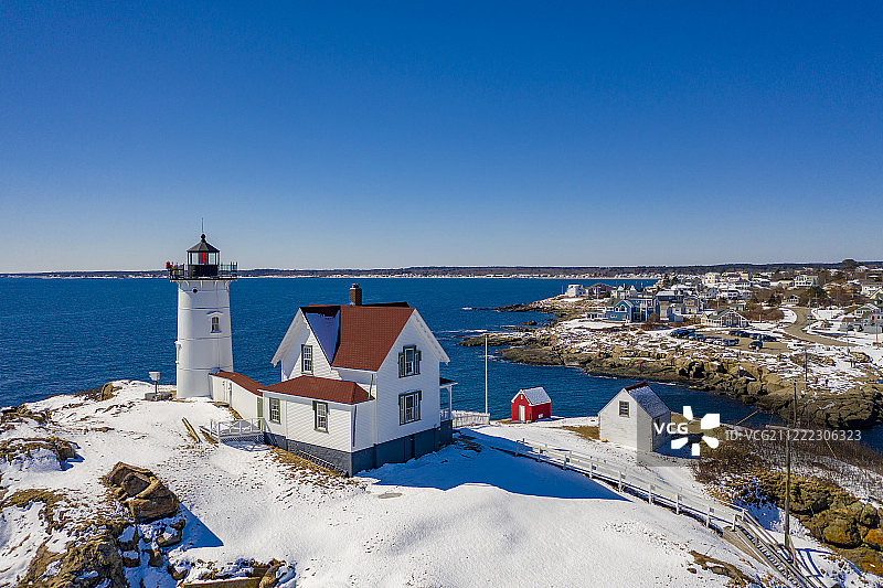 有灯塔的冬季城镇景观图片素材