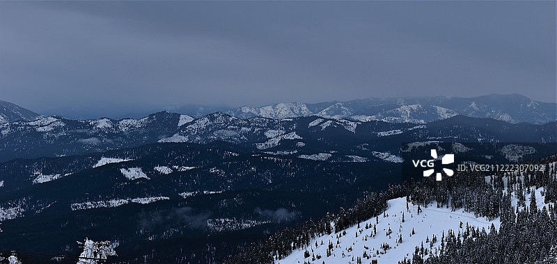 寒冷的蓝色山峰图片素材