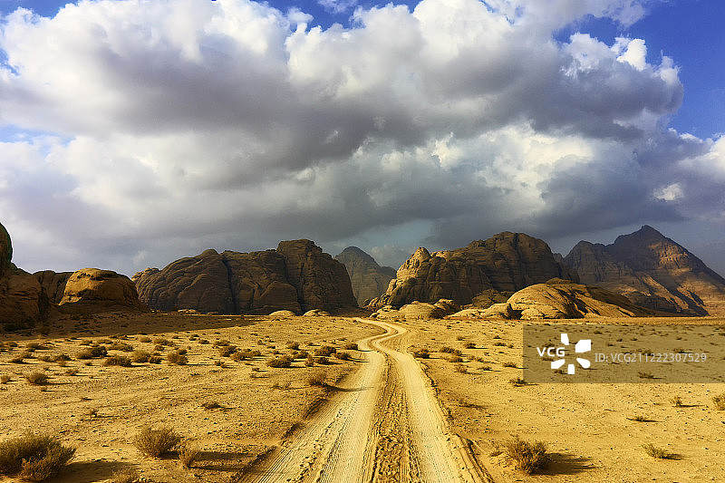 约旦瓦迪拉姆沙漠公路图片素材