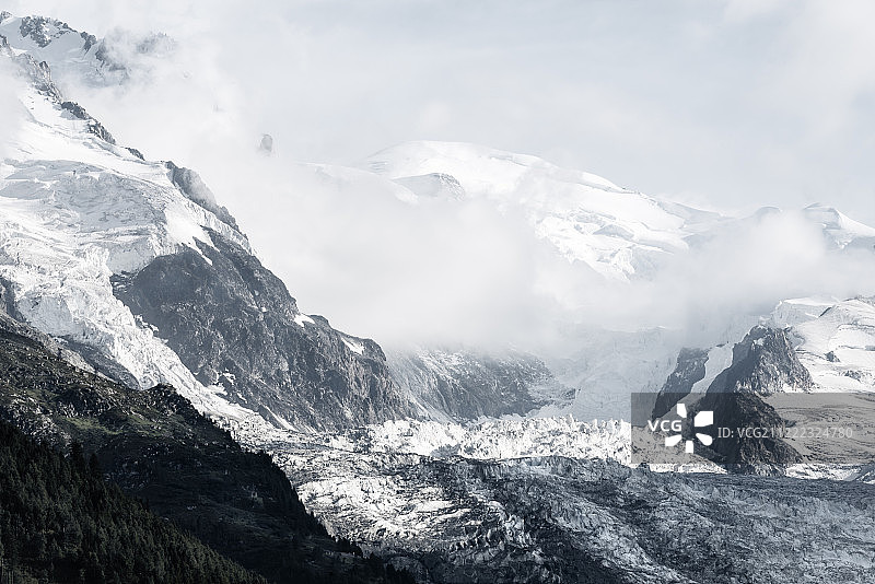 勃朗峰上的薄雾图片素材