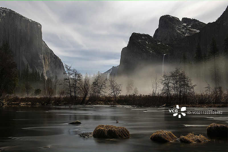 冬日傍晚的山谷景色图片素材