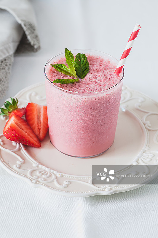 木桌上的草莓冰沙鲜奶昔图片素材