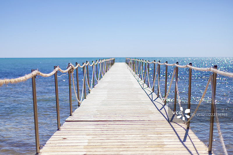 阳光明媚的码头图片素材