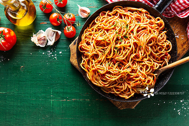 平底锅里的意式番茄酱意大利面图片素材