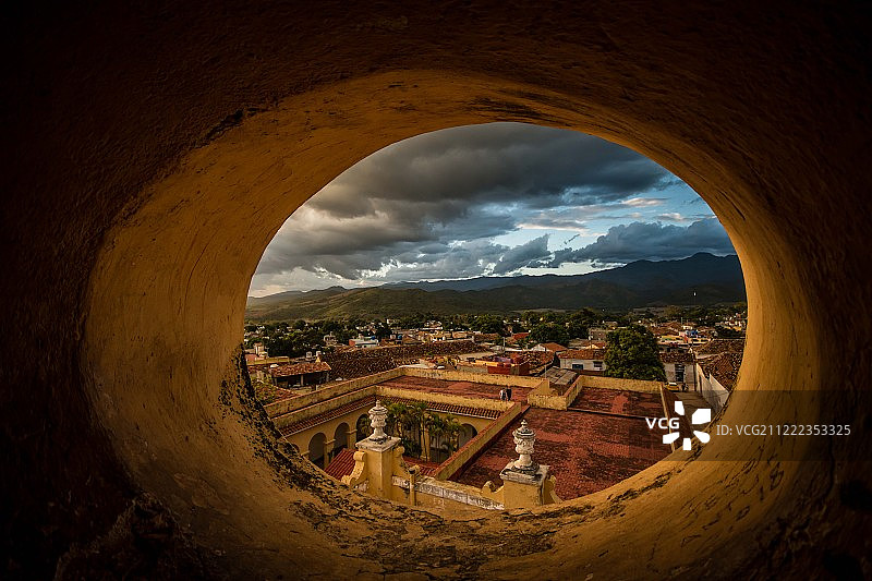 通往城镇的通道图片素材