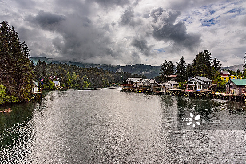 阴天下的湖泊和房屋景色图片素材