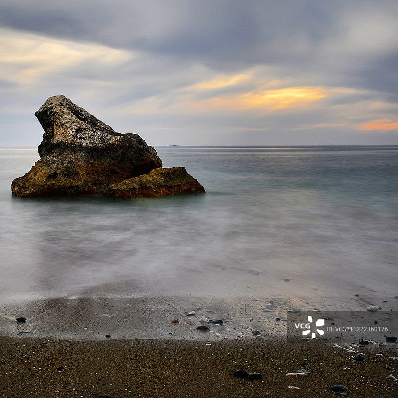 圣阿芙罗狄蒂岩石附近的长曝光图片素材