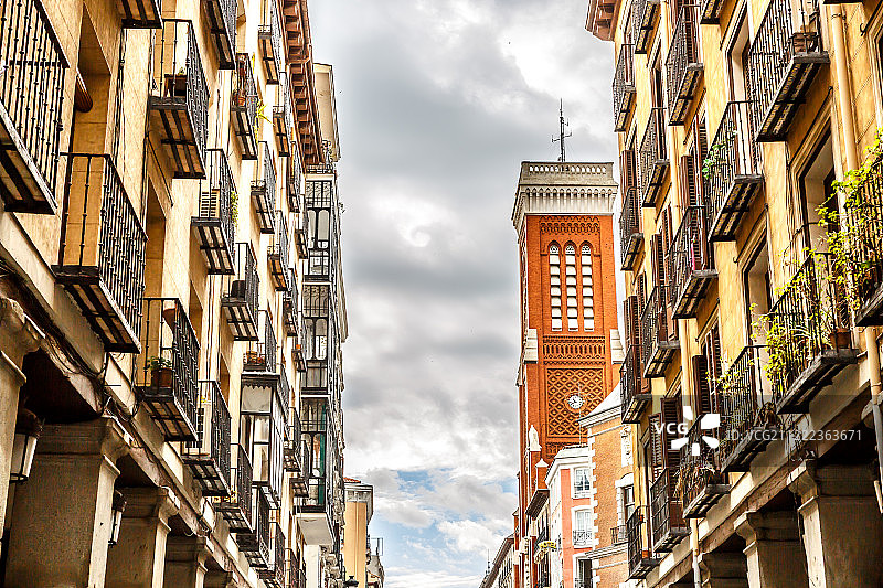 马德里市中心典型街道的美丽景色图片素材