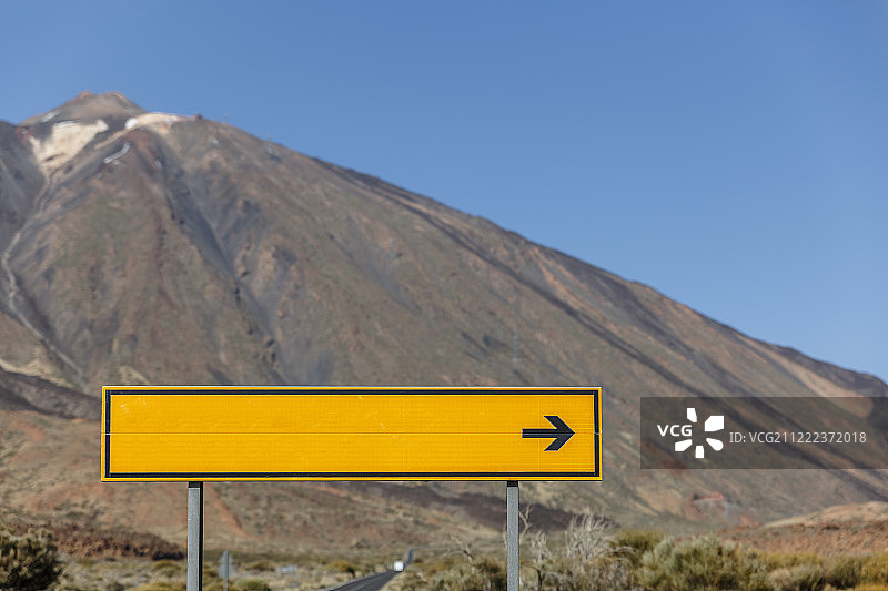火山中央的黄色路标图片素材