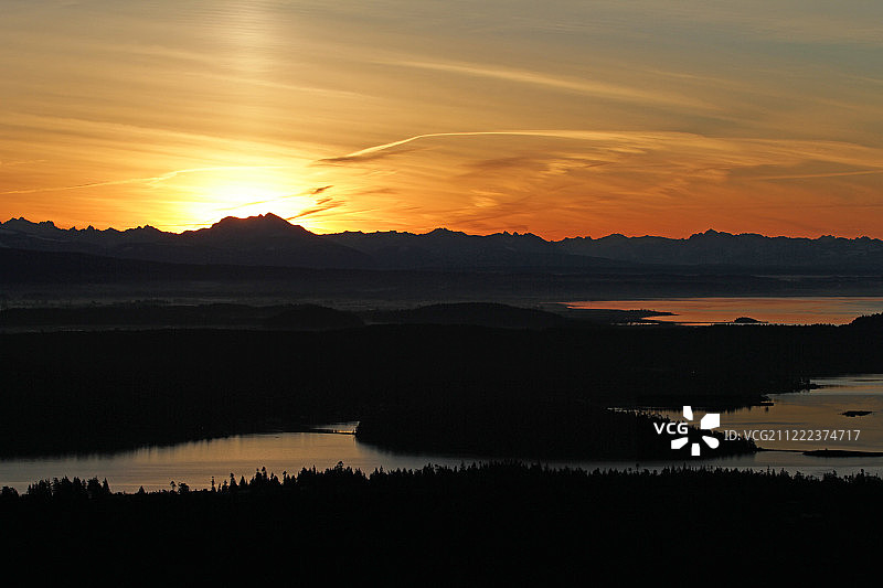 群山之上的日出图片素材