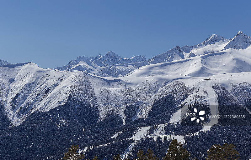 冬季山脉中的滑雪场图片素材