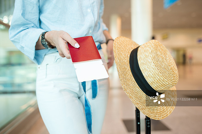 在机场，女性手中护照和登机牌的特写图片素材